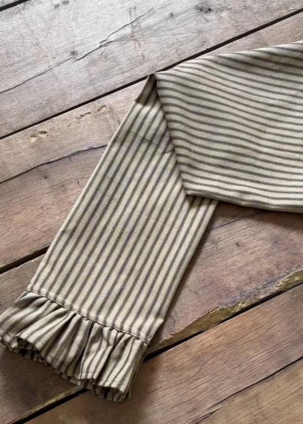 The Ruffle - Kitchen Towel - Striped