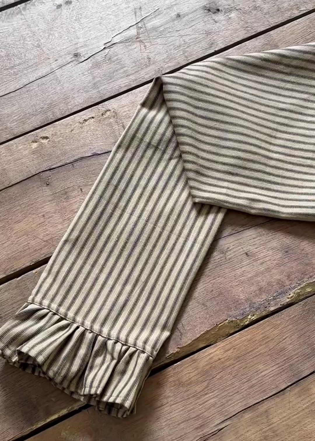 The Ruffle - Kitchen Towel - Striped